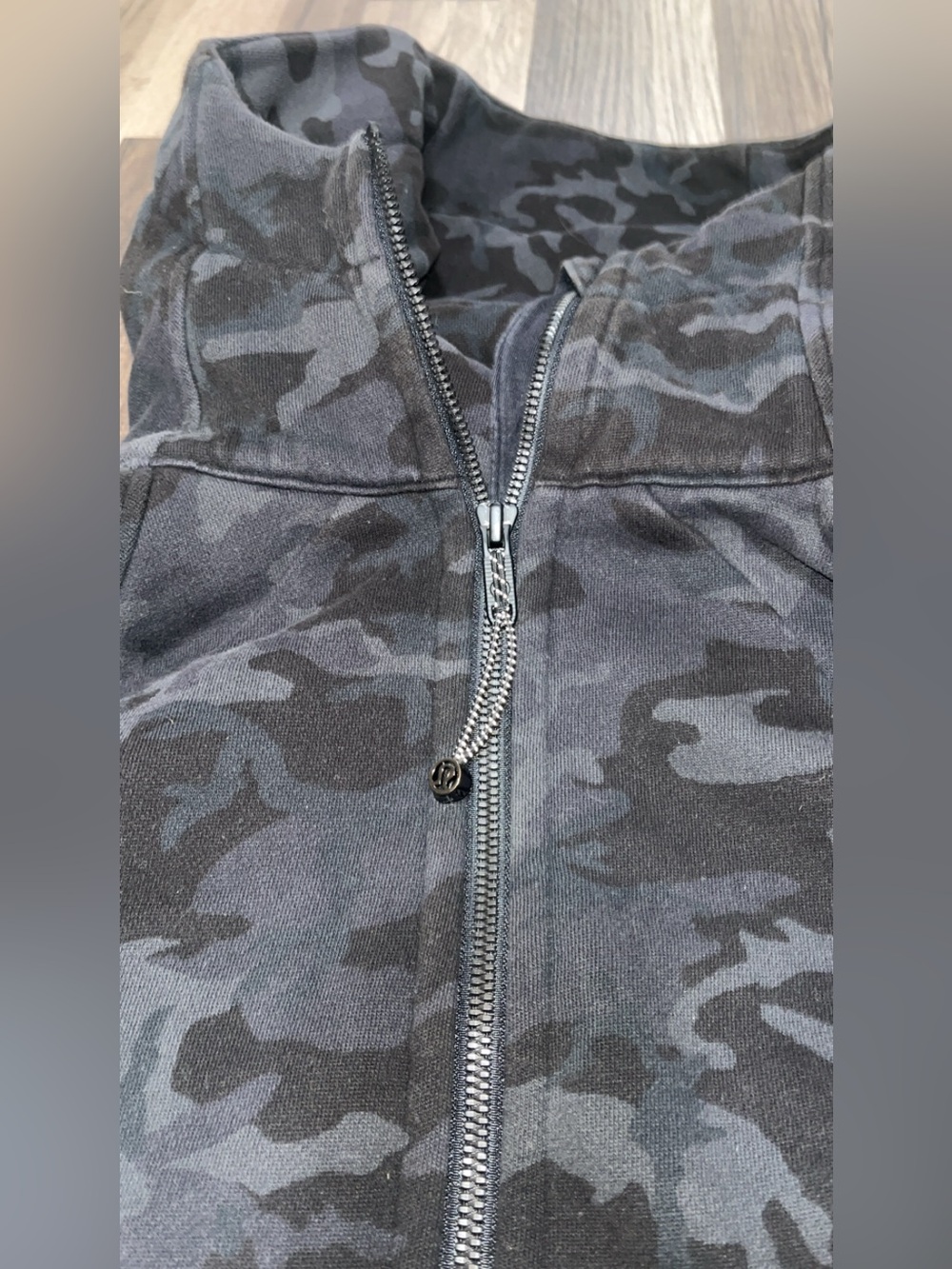 Lululemon Scuba Hoodie *Light
Cotton Fleece Incognito Camo black women’s size 8 - Picture 4 of 6